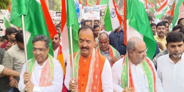 भारतीय सेना के सम्मान में काशी में निकली विशाल तिरंगा यात्रा,शामिल हुए उपमुख्यमंत्री केशव प्रसाद
