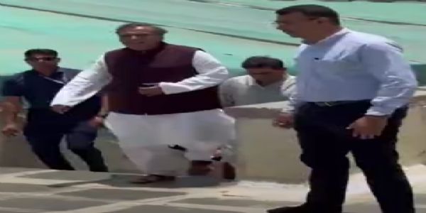 मुकेश अंबानी ने परिवार के साथ द्वारकाधीश के दर्शन कर आशीर्वाद लिया