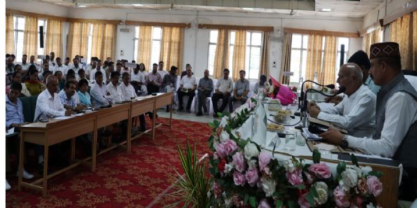 अधिकारी किसानों के खेतों तक सुनिश्चित करें योजनाओं की पहुंच : चंद्र कुमार