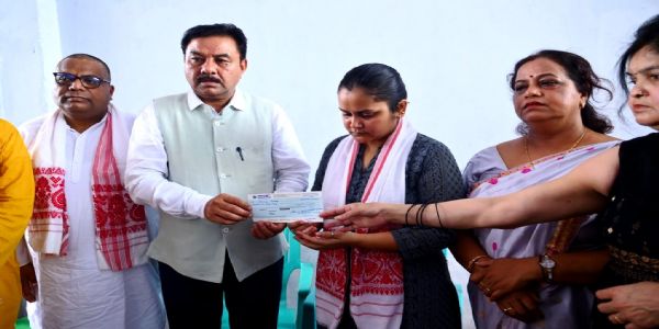 शुभम द्विवेदी के परिजनों को असम सरकार की ओर से सौंपा गया पांच लाख का चेक