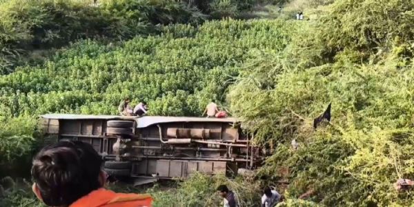 भिंड: अनियंत्रित होकर खाई में गिरी यात्रियों से भरी बस, 11 घायल, नेशनल हाईवे पर लगा जाम