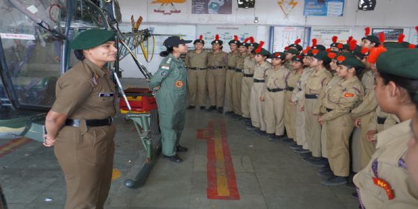 एनसीसी कैडेट्स ने नगरोटा में सेना विमानन के बारे में जानकारी प्राप्त की