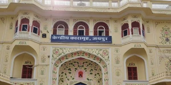 जेल से इलाज के लिए एसएमएस अस्पताल लेकर आए चार कैदी चकमा देकर हुए फरार, गिरफ्तार