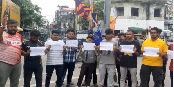 आईपीएल फाइनल मैच ईडन गार्डन से स्थानांतरित किए जाने के खिलाफ प्रदर्शन
