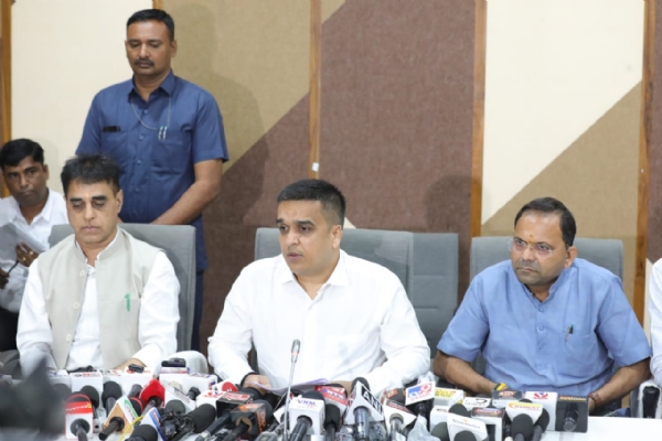 सूरत सर्किट हाउस में गृह एवं उद्योग राज्य मंत्री हर्ष संघवी प्रेस कांफ्रेस को संबोधित करते हुए।
