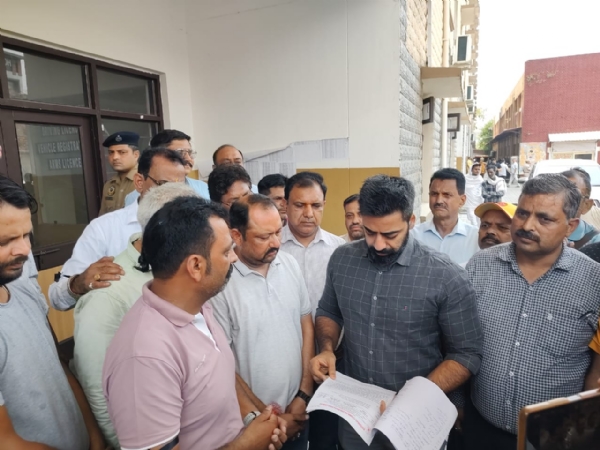 डीसी को शिकायत सौंपते पत्रकार। डीसी को शिकायत सौंपते पत्रकार।