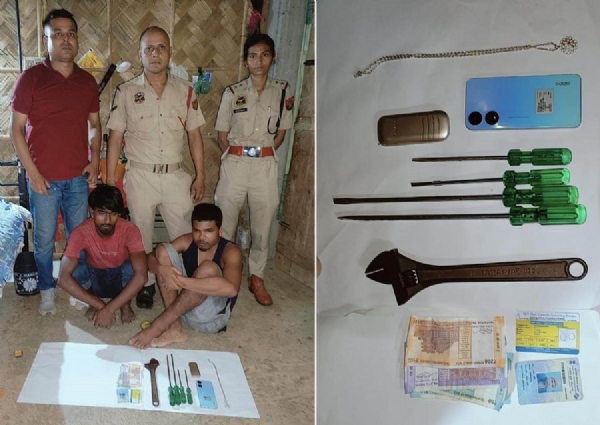 केराकुची में चोरी के दो गिरफ्तार आरोपितों के साथ बरामद चोरी के सामान और औजारों की तस्वीर।