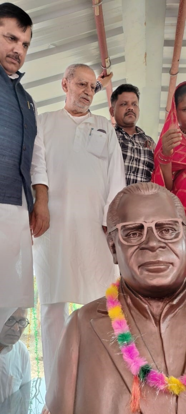 डा राममनोहर लोहिया की मूर्ति का अनावरण करते हुए अतिथि।