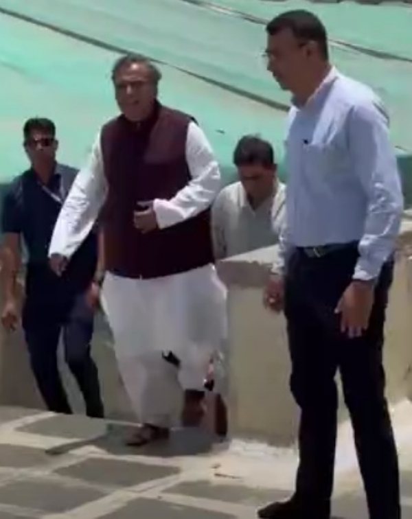 द्वारकाधीधा मंदिर में रिलायंस इंडस्ट्रीज के मुकेश अंबानी