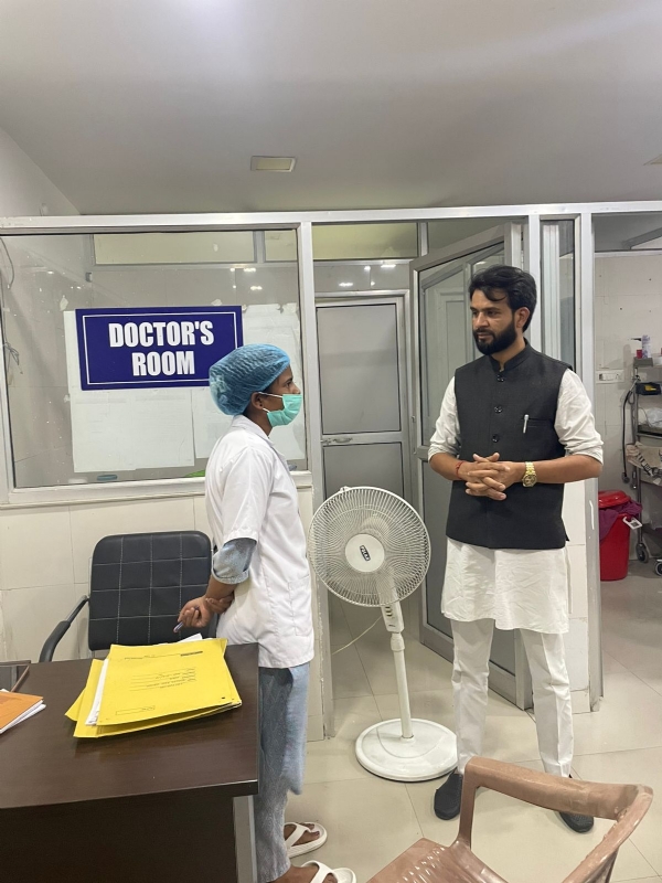 सदर अस्पताल में कर्मियों से बात करते सांसद प्रतिनिधि