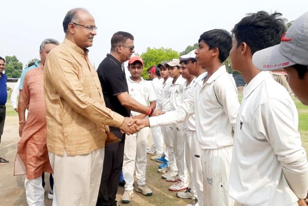 परिचय करते अतिथिगण