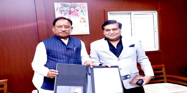 मुख्यमंत्री विष्णुदेव साय निवेश प्रस्ताव का स्वागत करते