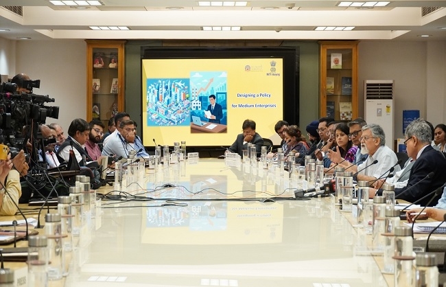 नीति आयोग की रिपोर्ट जारी करते उपाध्यक्ष सुमन बेरी और अन्‍य