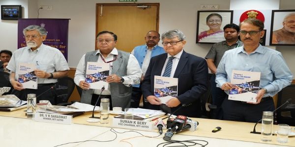 नीति आयोग की रिपोर्ट जारी करते उपाध्यक्ष सुमन बेरी और अन्‍य