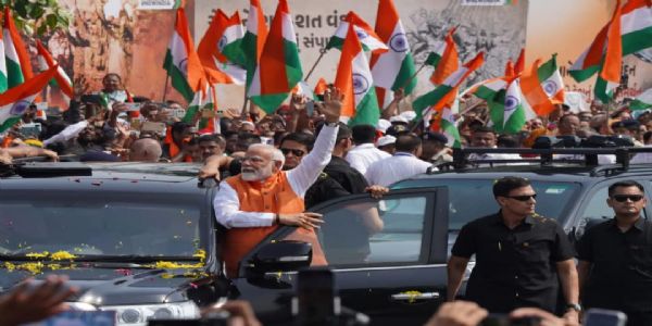 वडाेदरा में आयाेजित सिंदूर सम्मान यात्रा में शामिल प्रधानमंत्री नरेन्द्र माेदी।