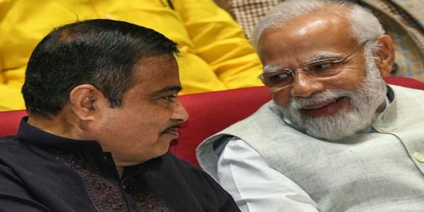 प्रधानमंत्री नरेन्द्र मोदी और केंद्रीयमंत्री मंत्री नितिन गडकरी। फोटो-फाइल