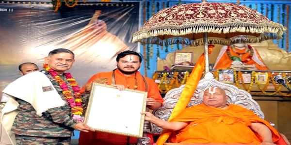 सेना प्रमुख उपेंद्र द्विवेदी ने लिया जगद्गुरु रामभद्राचार्य का आशीर्वाद