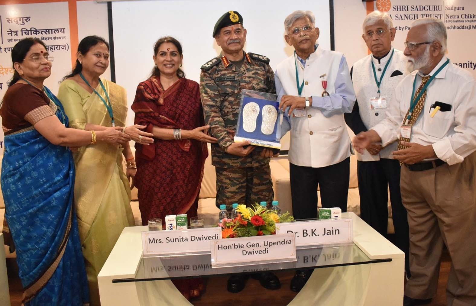 डॉ.बीके जैन को पद्मश्री से अलंकृत होने पर शुभकामनाएं देते हुए सेना प्रमुख