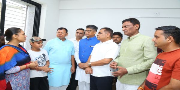 पहलगाम हमले में मारे गए शैलेष के परिवार से मिले असम के मंत्री, असम सरकार की ओर से पांच लाख की दी सहायता