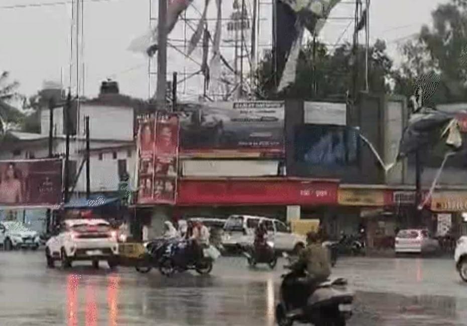 अंबिकापुर में तेज हवाओं के साथ बारिश