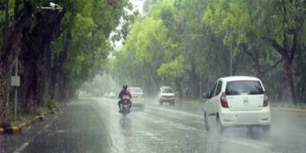 मौसम बदलने के साथ तेज आंधी और बारिश