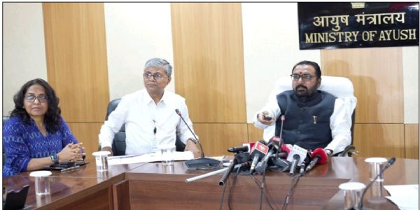 आयुष पोर्टल की शुरुआत करते हुए आयुष मंत्री प्रतापराव जाधव