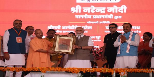 पीएम माेदी का कानपुर में स्वागत करते सीएम योगी
