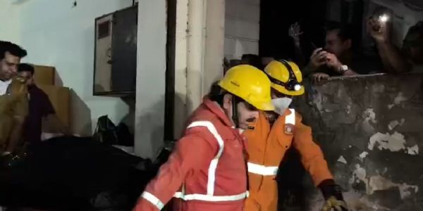शव को बाहर निकलती एसडीआरएफ टीम