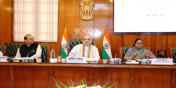 केंद्रीय गृह मंत्री अमित शाह सोमवार को दिल्ली के उपराज्यपाल विनय कुमार सक्सेना और मुख्यमंत्री रेखा गुप्ता के साथ समीक्षा बैठक में।
