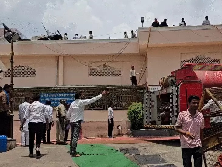 सूचना मिलते ही आग बुझाने मौके पर पहुंची दमकलें