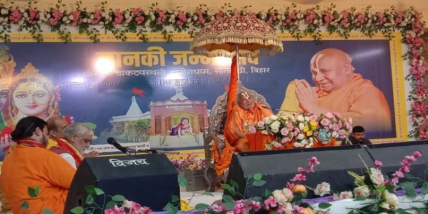 जगतगुरु श्री रामभद्राचार्य जी कथा कहते हुए