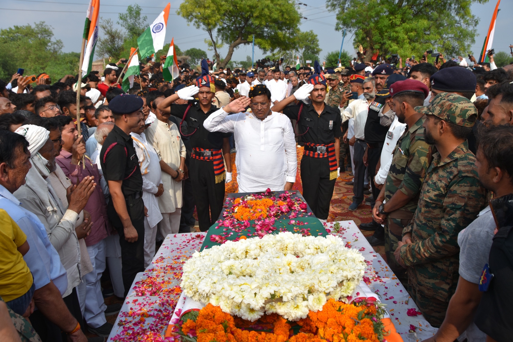 कैबिनेट मंत्री विपुल गोयल शहीद के पार्थिव शरीर पर पुष्प चक्र अर्पित कर दी भावपूर्ण