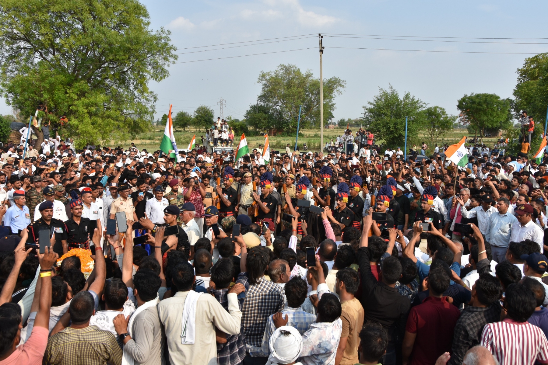 शहीद के पार्थिव शरीर पर पुष्प चक्र अर्पित कर दी भावपूर्ण