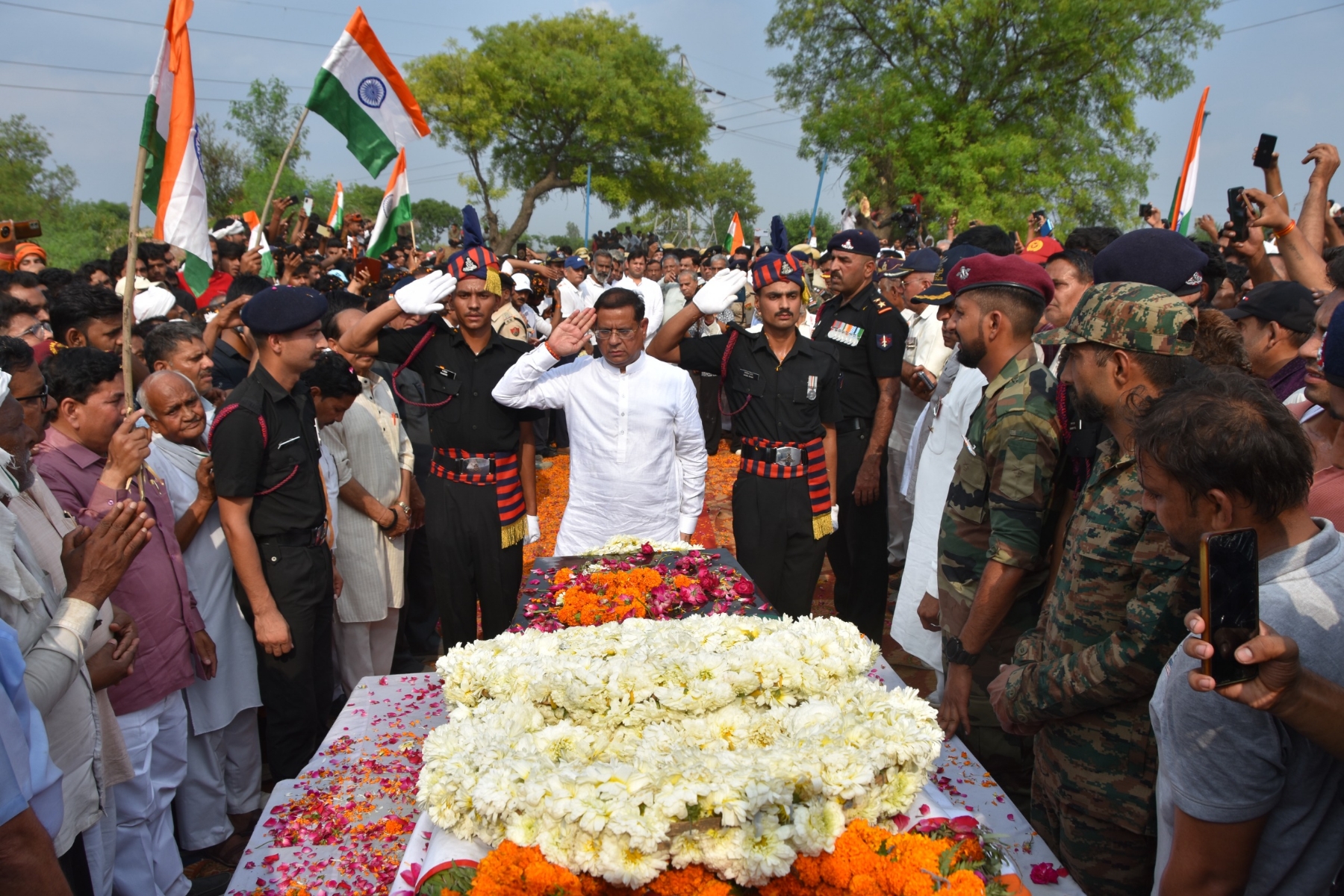 राज्य मंत्री राजेश नागर शहीद के पार्थिव शरीर पर पुष्प चक्र अर्पित कर दी भावपूर्ण