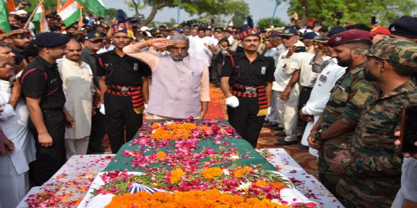 केंद्रीय मंत्री कृष्णपाल गुर्जर लांस नायक दिनेश शर्मा को श्रद्धांजलिदेते हुए