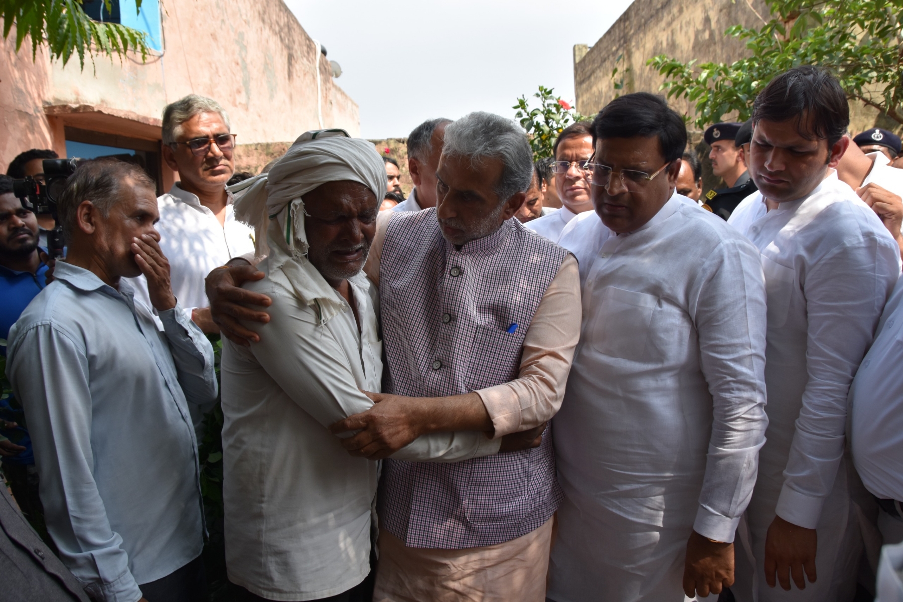 शाहिद लाइंस नायक दिनेश कुमार शर्मा के पिता का हौसला बनाते हुए