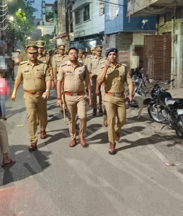 गश्त करते डीसीपी सिटी धवल जायसवाल