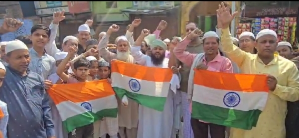 हाथों में तिरंगा झंडा लिए नमाज़ियों ने हिंदुस्तान जिंदाबाद के नारे लगाए