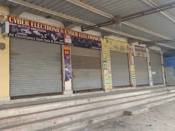 पाेकरण में बंद बाजार।