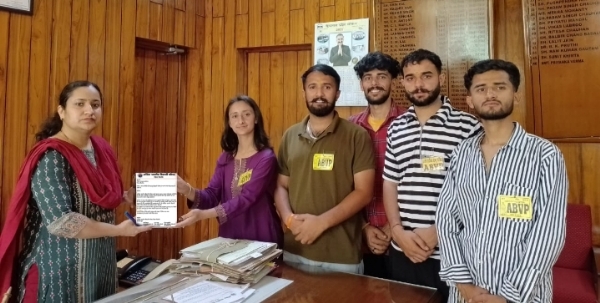 अखिल भारतीय विद्यार्थी परिषद ने उपायुक्त को सौंपा ज्ञापन, युद्धकाल में सहयोग का दिया आश्वासन अखिल भारतीय विद्यार्थी परिषद ने उपायुक्त को सौंपा ज्ञापन, युद्धकाल में सहयोग का दिया आश्वासन