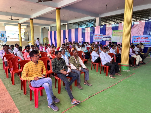 ग्राम पंचायत मथुराडीह में आयोजित किसान चौपाल में उपस्थित किसान ।
