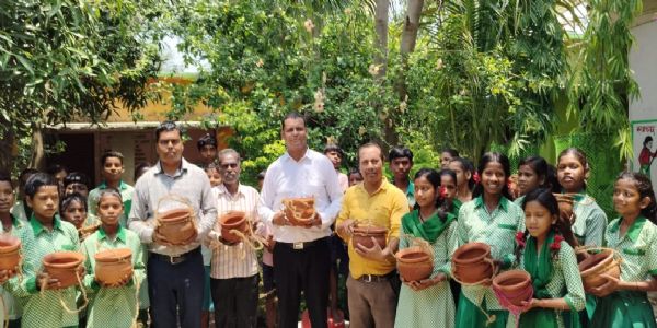 तपती गर्मी से पशु पक्षियों को बचाने के लिए स्कूली बच्चों ने चलाया दाना- पानी अभियान