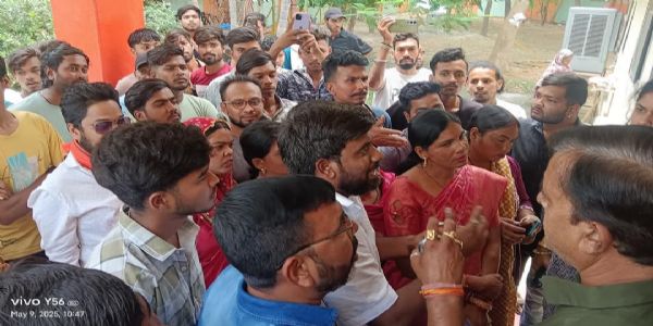 कोरबा : नगर पालिका बाँकी मोंगरा में निर्माण कार्यों में देरी को लेकर कांग्रेस का हल्ला बोल