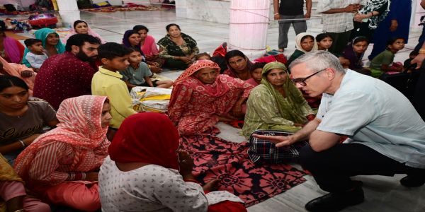 मुख्यमंत्री ने जम्मू और सांबा जिलों में मिश्रीवाला, नागबनी, बिश्नाह और ठंडी खुई में स्थापित शिविरों और आवास केंद्रों का किया दौरा