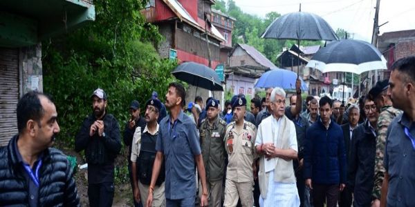 उपराज्यपाल ने उडी के लगमा और गिंगल के सीमावर्ती गांवों में पाक गोलाबारी से हुए नुकसान का किया आकलन