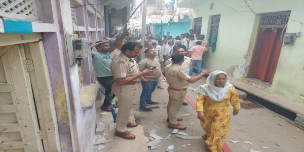 मुरैना: मकान में रखे पटाखों में हुआ विस्फोट, मकान ध्वस्त