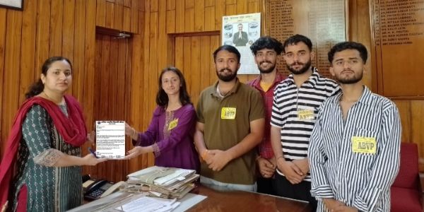 अखिल भारतीय विद्यार्थी परिषद ने उपायुक्त को सौंपा ज्ञापन, युद्धकाल में सहयोग का दिया आश्वासन