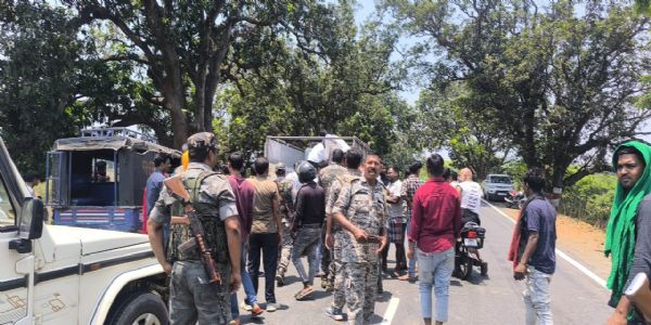 आशीर्वाद बस ने बाइक में मारी टक्कर, पति की माैत
