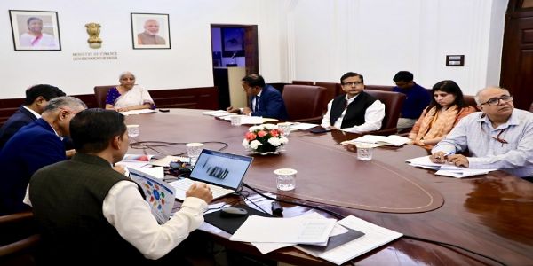 किसी भी संकट से निपटने के लिए पूरी तरह सतर्क रहें बैंक: सीतारमण