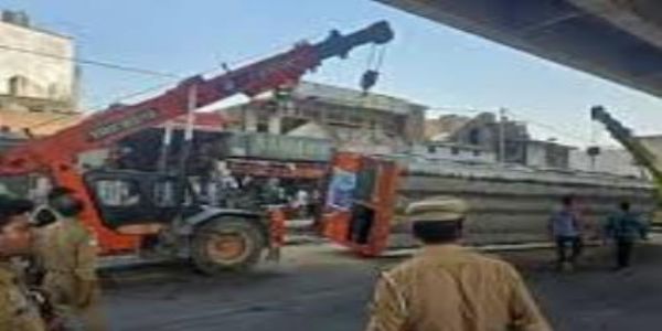 कानपुर से लखनऊ जा रही राेडवेज बस पलटी, सात लोग गम्भीर घायल